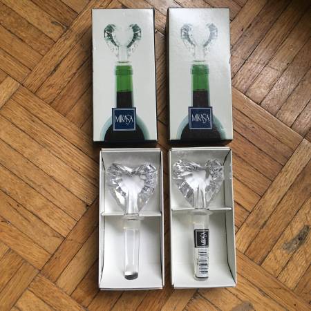 New In Box Mikasa Heart Glass Wine bottle Stoppers 1
