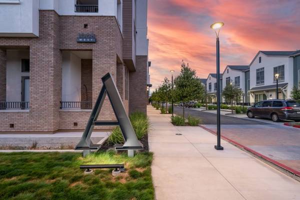 $4,220 / 1br - 791ft2 - Contemporary Lighting, Walk-In Showers, 1/bd (burlingame)63657929534723120