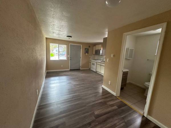 $1,620 / 2br - 924ft2 - Pet allowed and Showing tomorrow 7/12/25 between 1 pm and 4pm (Sacramento)64043667863811124