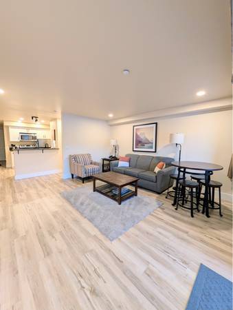 $1900.00 / 1br - 800ft2 - EN ALQUILER|Condominio con Vista al Agua | Totalmente Amueblado |Ubicación Prime en Chelan | P63872312733313120