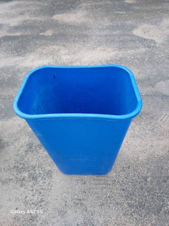15 Gallon Blue Garbage Can 1