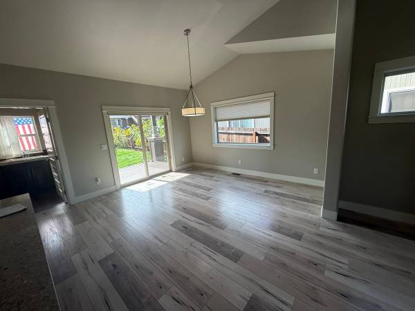 $2,495 / 3br - 1607ft2 - Casa de 3 dormitorios en el NE, 2 baños, calefacción/gas con chimenea, aire acondicionado, patio cercado, garaje!63839290586497122