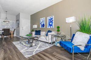 $1,775 / 2br - ¡Vida urbana con ambiente suburbano! ¡Problemas de crédito aceptables! (Carrollton)63796578197507121