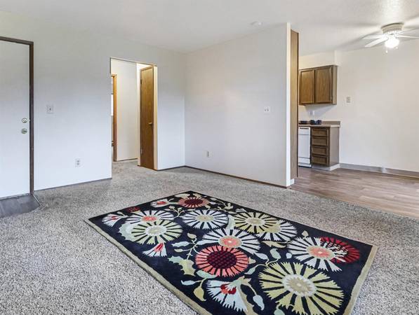 $1,295 / 1br - SE Portland 1B - 15 Miles to Portland, Dining Table Space, WD Hookups (SE Portland)63914740372482121