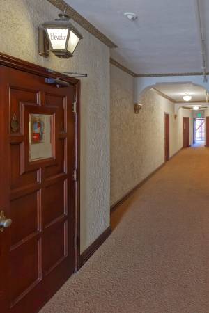 $2,895 / 1br - 850ft2 - Amplio apartamento de 1 habitación en piso superior de 850 pies cuadrados frente al lago Merritt (oakland lake merritt / grand)63861103069441124