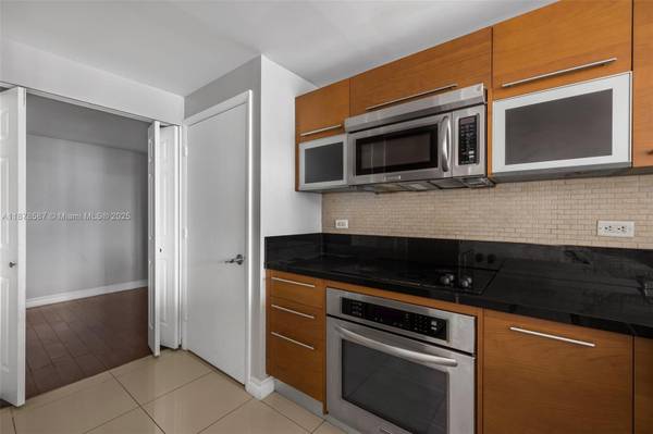 $4,500 / 2br - Apartment with stunning views of the Bay (253 NE 2nd St)64051007971586124