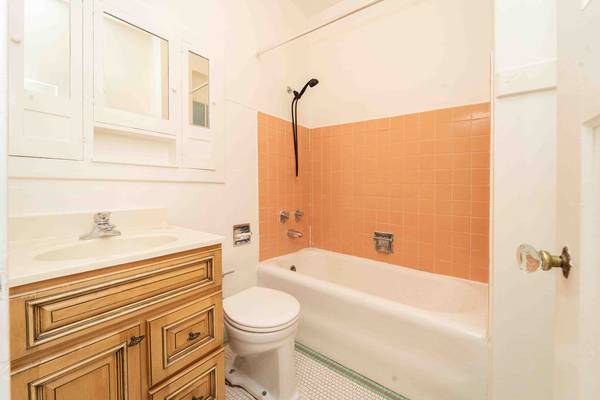 $2,012 Charming 1920s Gem – Bright, Sunny, and Pet Friendly! (oakland lake merritt / grand)63847324549377123