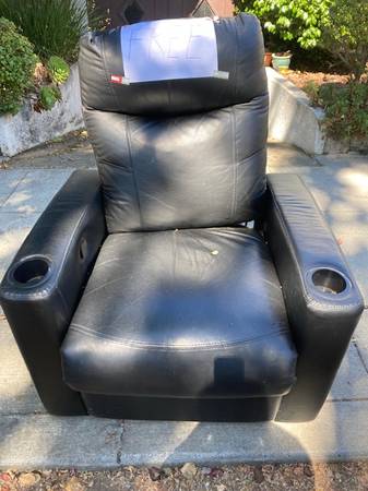 FREE COMFORTABLE CHAIR WITH MOVABLE FOOT REST 1