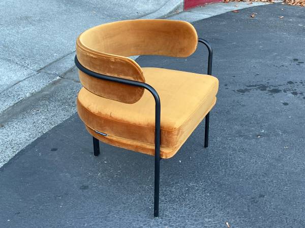 blueground Velvet Modern Curveback Chair 1