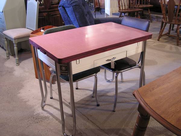VINTAGE KITCHEN TABLE! 1
