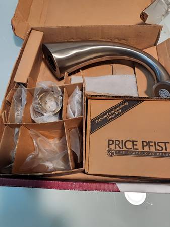 Price Pfister Deck Mounted Roman
Tub Filler, 806 Series Brushed
Nickel 1