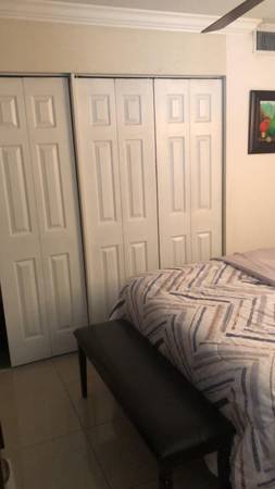 $900 / 3br - MALE STUDENT/PROFESSIONAL WANTED TO SHARE  CONDO (SW 68 ST. AND 147 AVE.)64049279741826121