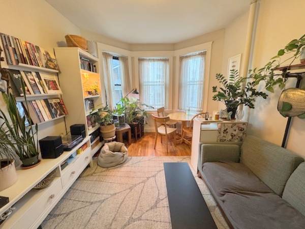 $2,250 / 1br - Gorgeous 1Bed w/Newly Renovated Kitchen & Bath, H/HW Included, NOV 1st (Allston - Allston Village)63912518387586121