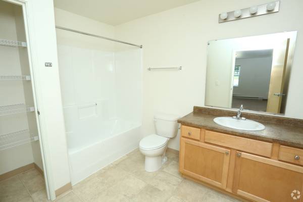 $1.095 / 2 habs - 970 pies² - 2 habitaciones, estacionamiento reservado y subterráneo, ascensor (705 E Highland Dr, Williston, ND)63180337088897122