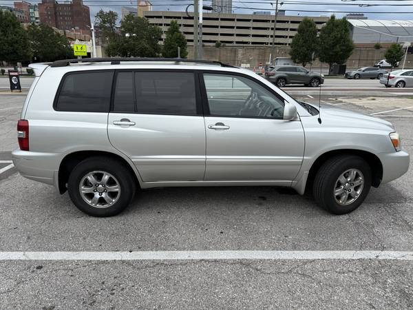 2007 Toyota Highlander 149k Millas $7000 OBO - $7,000 (Downtown Indy)63622014369153120