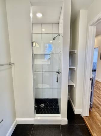 $2,500 / 2br - NO FEE> Lynn 2 bed with in unit W/D. Cat ok. Avail Nov 1.64213538839297122