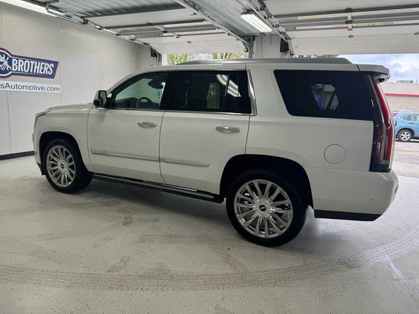 2019 Cadillac Escalade Platinum 4x4, edición Platinum con todas las opciones y 1 o - $31,495 (Brown Brothers Automotive Sales & Service LLC)63477967110787122