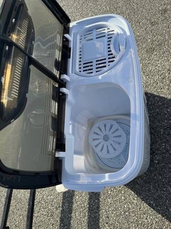 Don't go to the Laundramat when its raining-Bring the Laundramat 2 U. - $139 (Allston-Camb. Brighton, Ma)63470805341057122