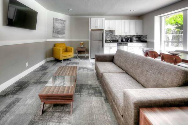 $1,399 / 1br - 637ft2 - Wood-Plank Flooring, Ceiling Fan, Laundry Facilities, Clubhouse (Des Moines)64031309596290122
