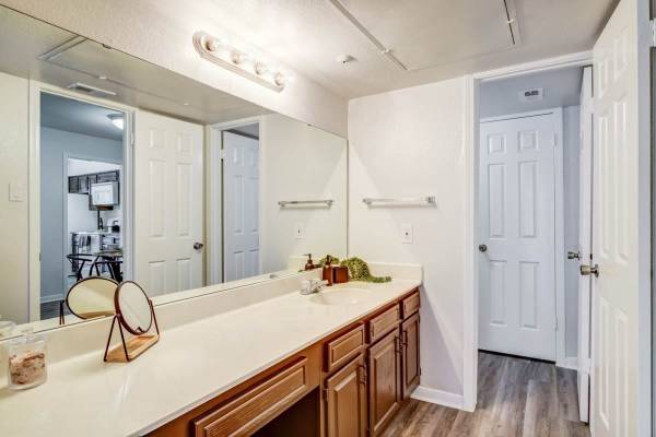 $1,020 / 1br - 891ft2 - Right on public transit, for easy commuting! 5401 Chimney Rock (Houston - Near Bellaire)63924042559618123