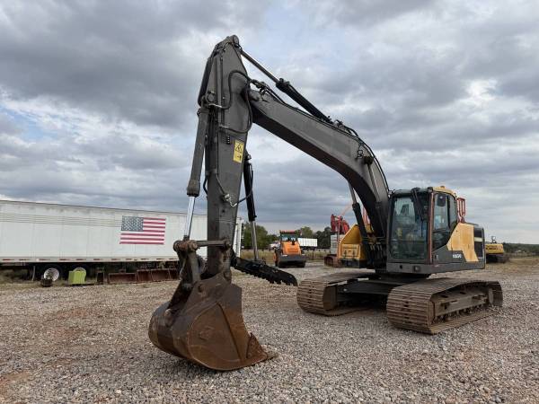 Volvo 220 Excavator + Thumb + Hydraulic Thumb + Low Hours 1