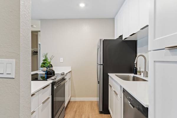$3,005 / 1br - 816ft2 - Apartamento de un dormitorio en el primer piso con amplio patio! (campbell)63657929369091122