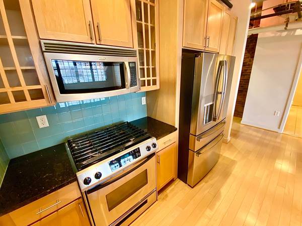 $1,890 / 1br - 851ft2 - Stunning Industrial-Contemporary One Bedroom Condo- Parking included! (Downtown)63694610068227122