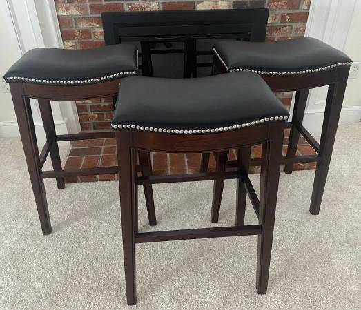 Sillas altas de 3 barras, casi nuevas, de buena calidad y hermoso precio, cada una - $125 (Hudson Northboro)63439208357889121