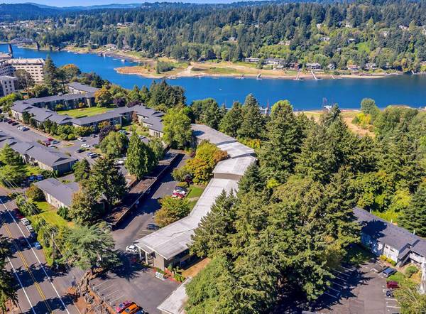 $1,595 / 2br - TUESDAY OPEN HOUSE + Additional Storage, Visitor & Reserved Parking (Milwaukie Heights)64039055091841122