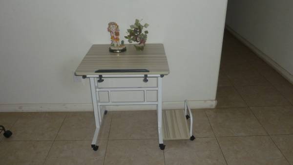 Computer table can adjust the height and has wheel 1