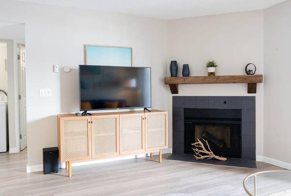 $1,599 / 2br - 1051ft2 - Central Heat and Air, Renovated 1 bd, On-Site Management (Broadmoor Area)63658230546561120