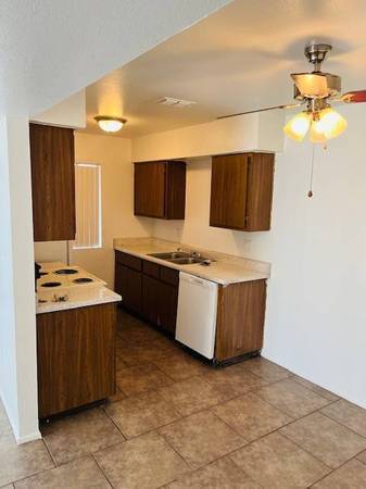 $999 / 1br - EVERYTHING YOU NEED RIGHT HERE AT THE FALLS!!! (GLENDALE)64047539096195121
