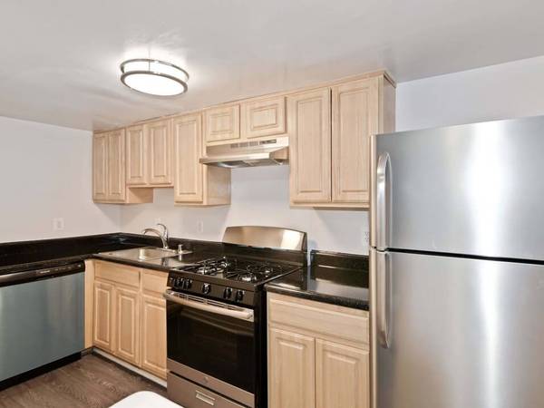 $1,720 / 2br - Armarios Empotrados, Electrodomésticos Modernos, Lavavajillas (2100 Parkland Square, District Heights, MD)63843420940547120