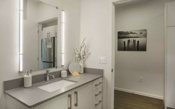 $2,179 / 1br - End your busy day in peace! Come home to Twenty20 Madison (Seattle)63659632166017123