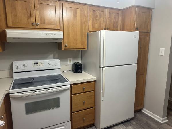 $900 / 900ft2 - Saginaw Twp. upper 1 bedroom Condo, w/ pool, carport, laundry. $900.00 (Saginaw)64198883211139124