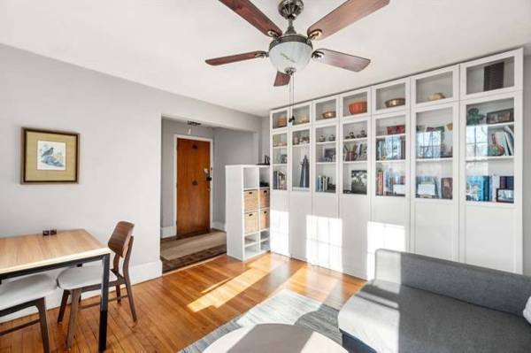 $1,250 / 1br - 521ft2 - bright, top-floor condo (Boston)63856337344259123