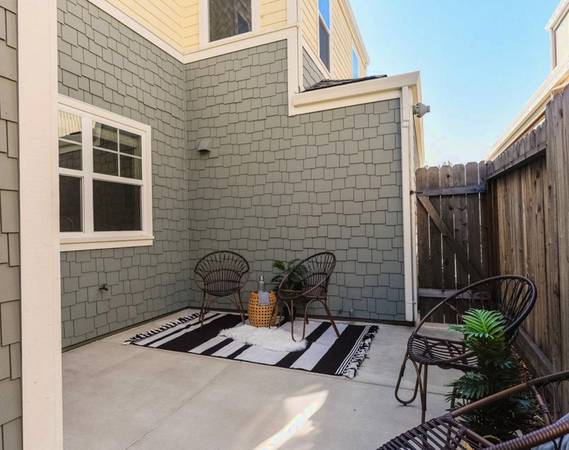 $3,595 / 3br - ¡RECIENTEMENTE DISPONIBLE!- Portal en línea para residentes y pagos, Porche envolvente* (Petaluma)63813588189187122