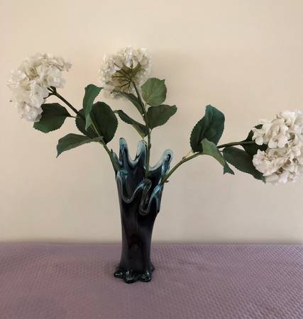 ABSTRACT GLASS VASE 1