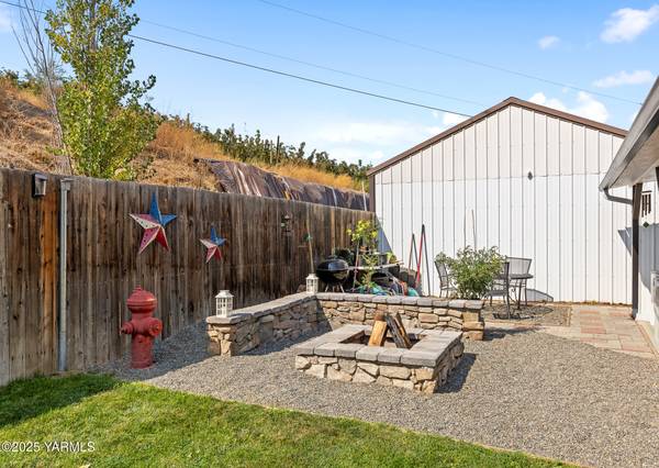 $440,000 / 4br - 1852ft2 - stunningly serene 4-bedroom, 2-bath hill top home (Selah)64319759864193124