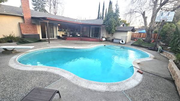 $1,480 / 6br - 2600ft2 - 3 BRs in large house & yard, pool. PETS OK! 4 blocks/mins to VTA # 55! (sunnyvale)63868039337859122