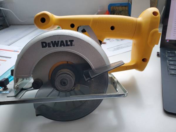 Dewalt 18V circular saw 1