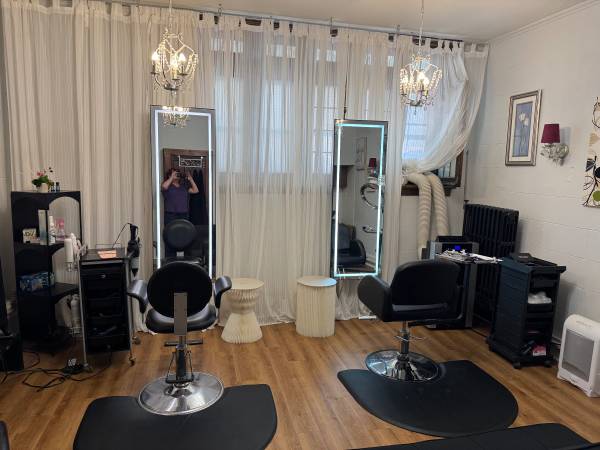 $600 / 200ft2 - Salon Suite / Chair for Rent - Perfect for Stylist (Lincoln Park)63898731709698120