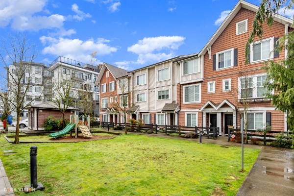 (PLH_REF#8713)***Bright 2 Bed + Den 3 Bath Townhome in Fleetwood Mews 1