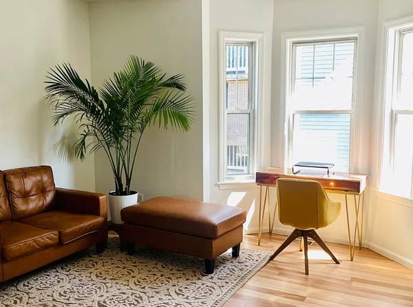 $1,150 Dos profesionales veinteañeras buscan un tercer compañero de piso para un apartamento soleado y moderno en JP (Jamaica Plain)63828406234113120