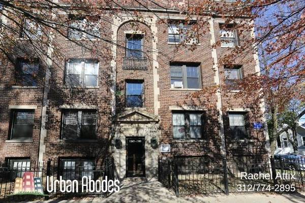 $1,850 / 1br - 700ft2 - $300 OFF MONTH 1! Amazing 1 Bed w/Deck and Parking Available! Nov. 1st (Lakeview)63898733416451120
