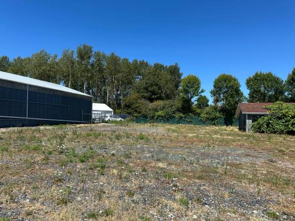 Home for sale on valuable light industrial property - $525,000 (Bellingam 3011 bennett drive)63435874397185122