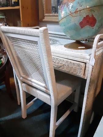 WHITE WOVEN WICKER VANITY /DESK w/ 2 PULL OUT DRAWERS & MATCHING CHAIR 1