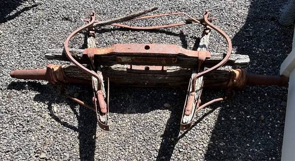 Eje delantero de vagón antiguo - $50 (Nampa)63471411501313120
