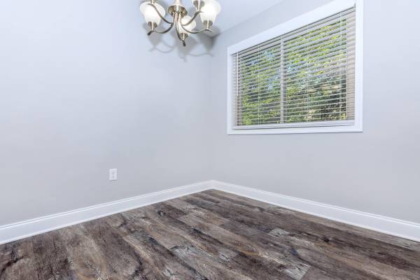$2,330 / 2br - 915ft2 - Acceso Fácil a Compras, Pisos Alfombrados, Listo para Cable (4820 Kenmore Avenue, Alexandria, VA)63896275456770120