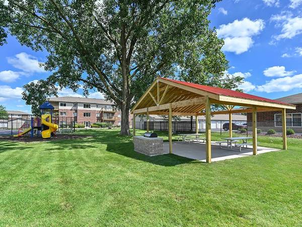$1,835 / 2br - 978ft2 - Refreshed Spaces for Refined Living (2330 Samson Way, Waukegan, IL)63846717623809123